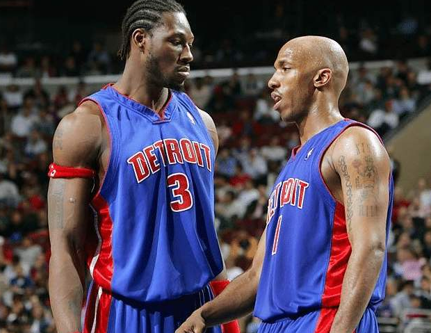 圣地亚哥教士队以 10 年 3 亿美元签下曼尼·马查多，打破纪录