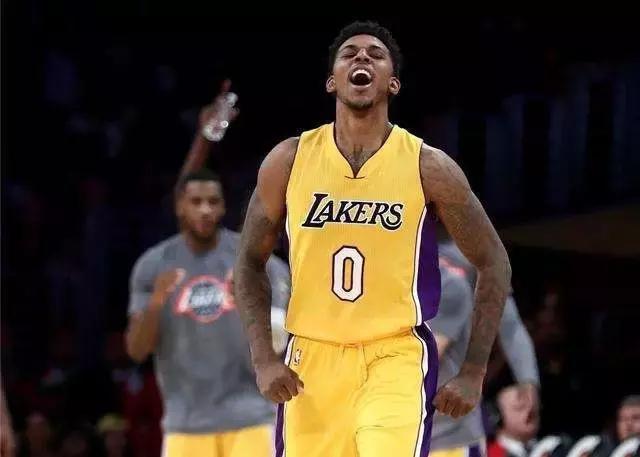 详解棒球规则中的投球违例动作及其产生的进垒补偿逻辑