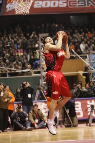 足坛疯狂夜，巴萨击败皇马夺冠，国米遭那不勒斯逼平