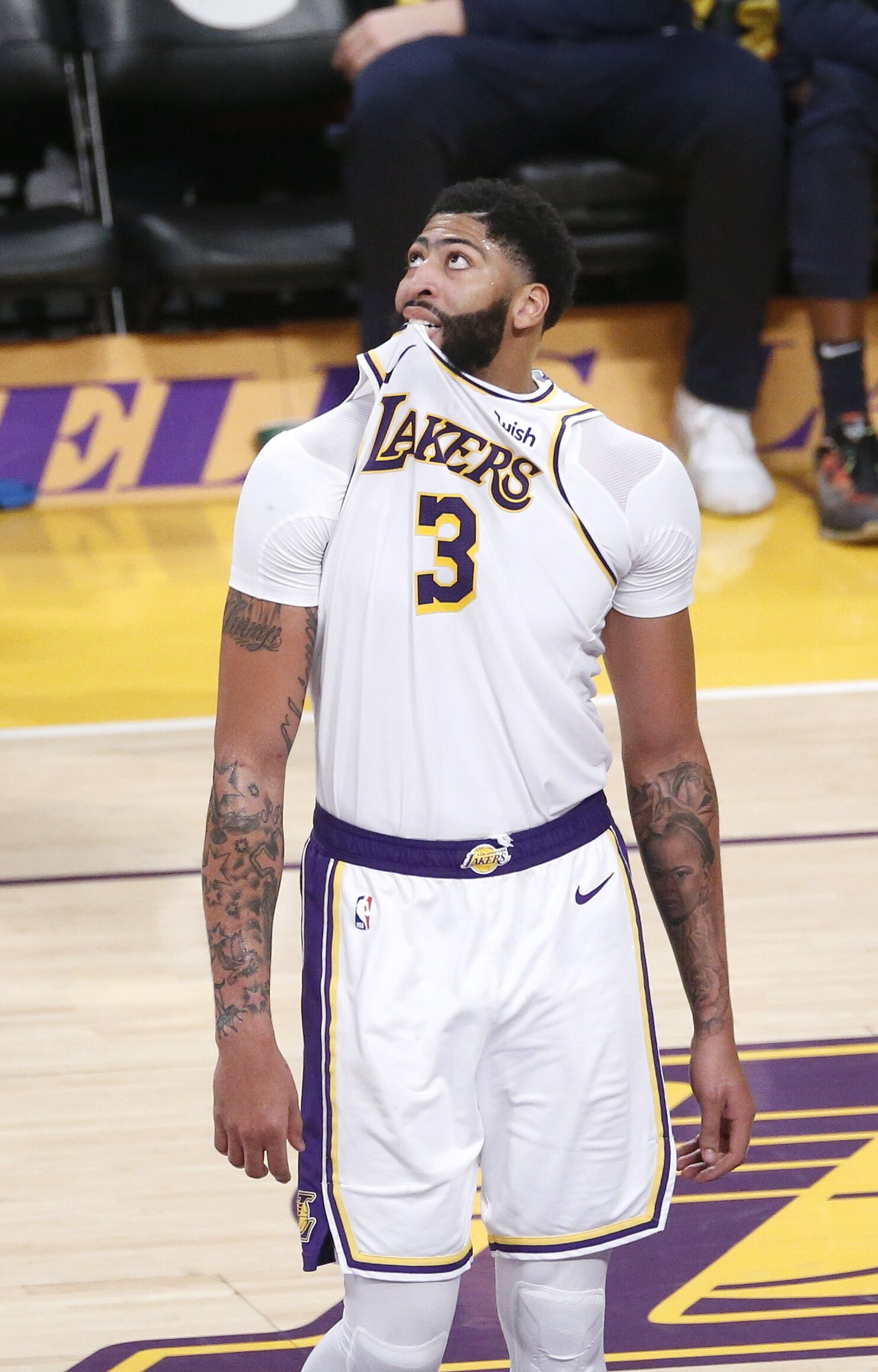 输深圳发布会！卢伟解析不上白边与末节体能问题，两度揽责背锅