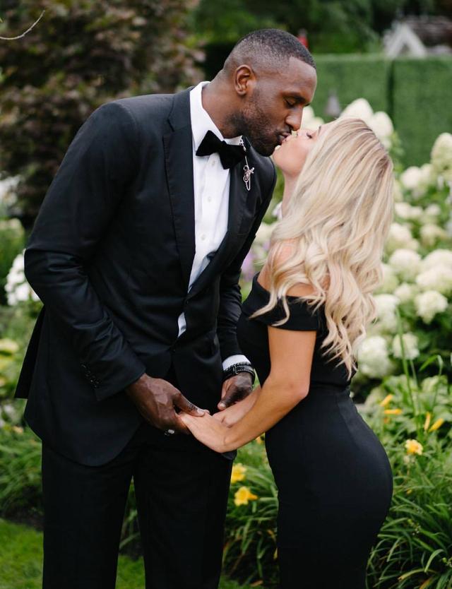 蒙克想致敬科比，奈何皮球又弹了出来，而科比的背扣确实精彩# 蒙克想致敬科比，奈何皮球又弹了出来，而科比的背扣确实精彩#